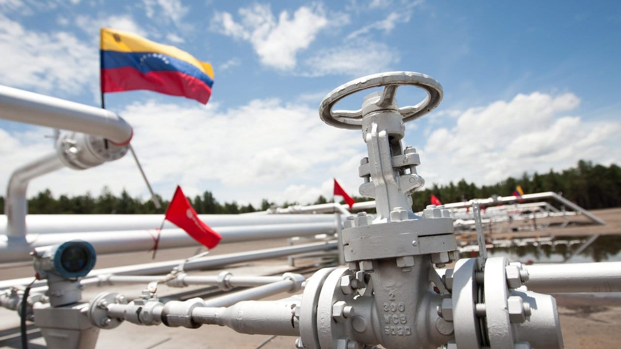 Blick auf ein Ölfeld in Morichal im Orinoco-Gürtel in Venezuela.