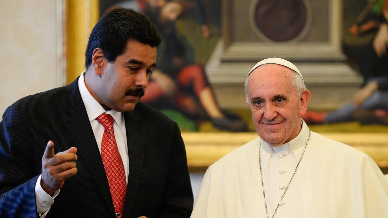 Papst Franziskus hat an Nicolás Maduro (l) appelliert, die Menschenrechte in Venezuela zu achten.