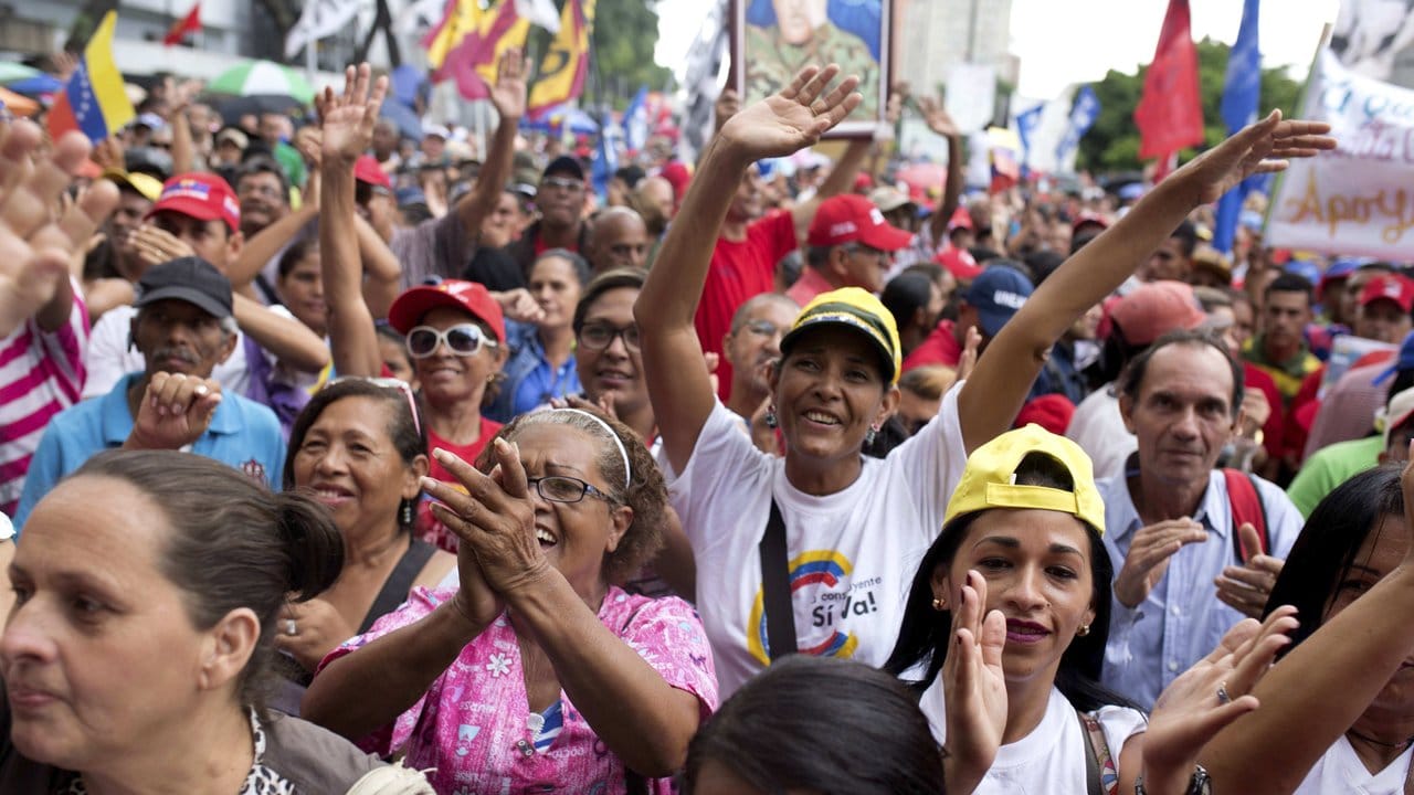 Anhänger der Regierung jubeln bei einer Kundgebung zur Unterstützung der umstrittenen Verfassungsgebenden Versammlung in Caracas.