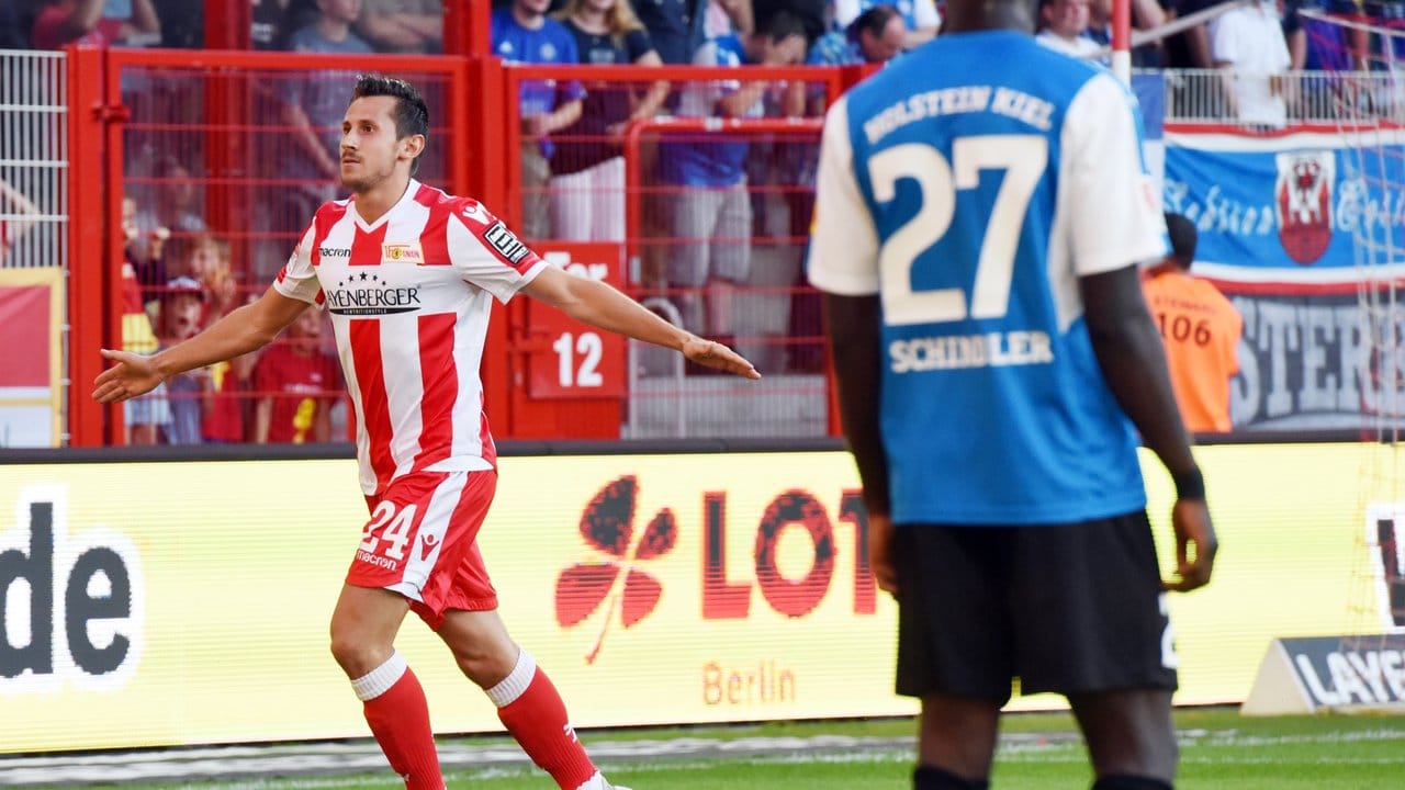 Union-Spieler Steven Skrzybski (l) freut sich über seinen Treffer zum 4:3 im Spiel gegen Holstein Kiel.