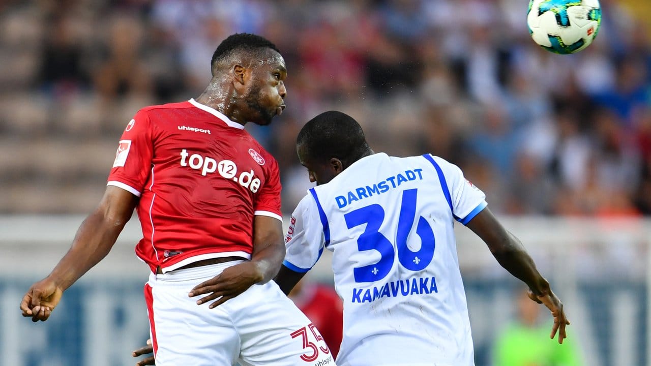 Kaiserslauterns Osayamen Osawe (l) und Darmstadts Wilson Kamavuaka im Duell um den Ball.