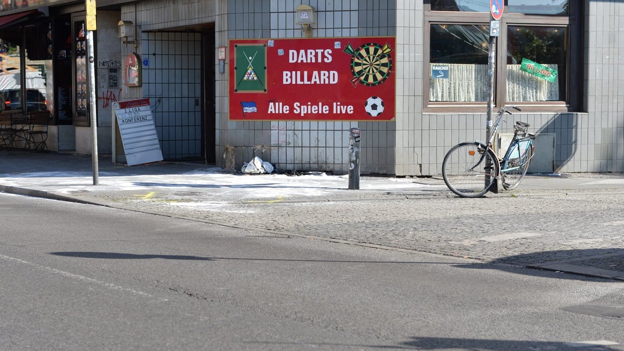 An dieser Stelle in Berlin-Neukölln war in der Nacht ein Pkw in eine Menschengruppe gefahren. An dieser Stelle in Berlin-Neukölln war in der Nacht ein Pkw in eine Menschengruppe gefahren.