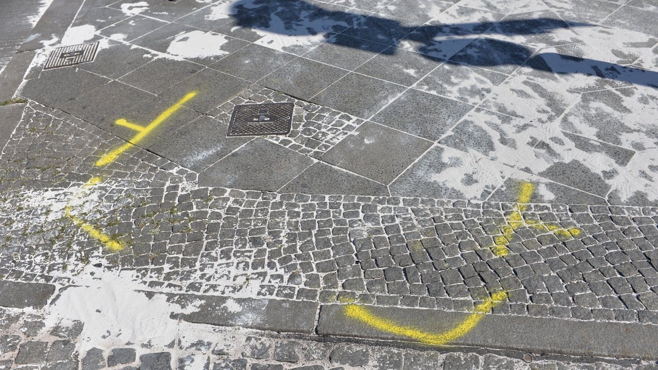 Abdecksand und Tatortmarkierungen der Polizei sind an der Unfallstelle in der Hermannstraße im Bezirk Neukölln zu sehen. Abdecksand und Tatortmarkierungen der Polizei sind an der Unfallstelle in der Hermannstraße im Bezirk Neukölln zu sehen.