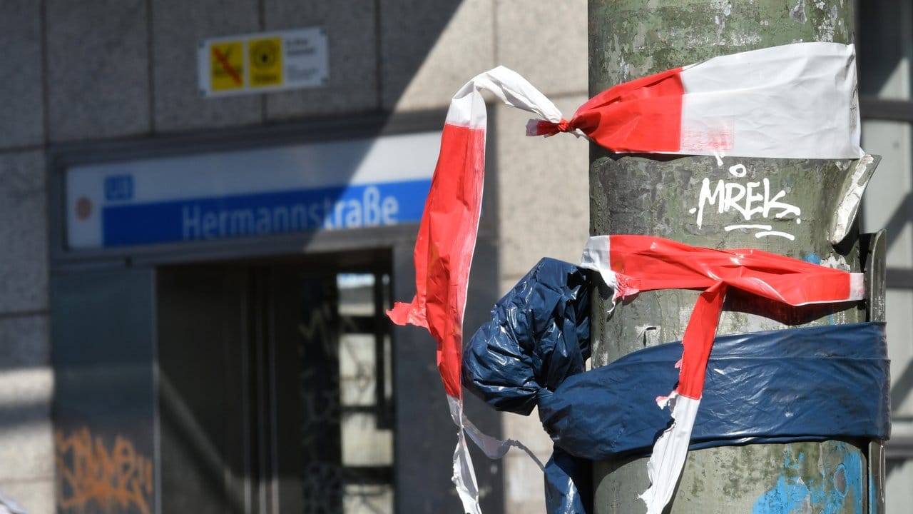 In der Nähe des Laternenmastes in Berlin-Neukölln war in der Nacht ein Auto in eine Menschengruppe gefahren. In der Nähe des Laternenmastes in Berlin-Neukölln war in der Nacht ein Auto in eine Menschengruppe gefahren.