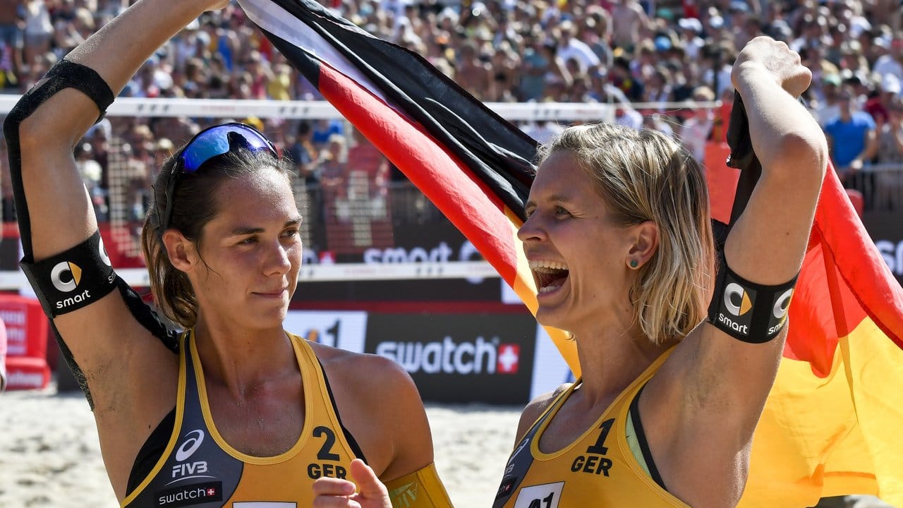 Kira Walkenhorst (l) und Laura Ludwig haben den Titel bei der Beachvolleyball-WM gewonnen.