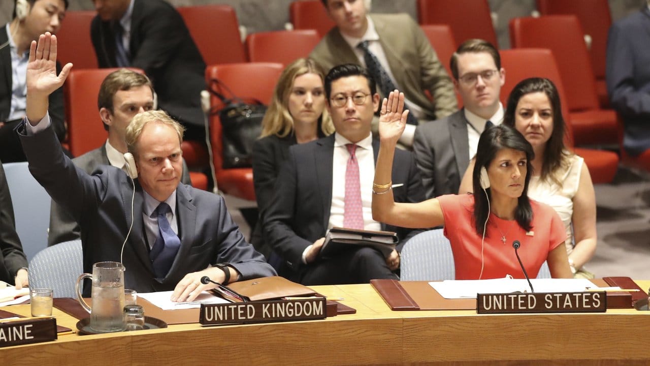 Die US-Botschafterin bei den Vereinten Nationen, Nikki Haley, und ihr britischer Kollege Matthew Rycroft (l) stimmen in New York für die schärfere Sanktionen gegen Nordkorea.