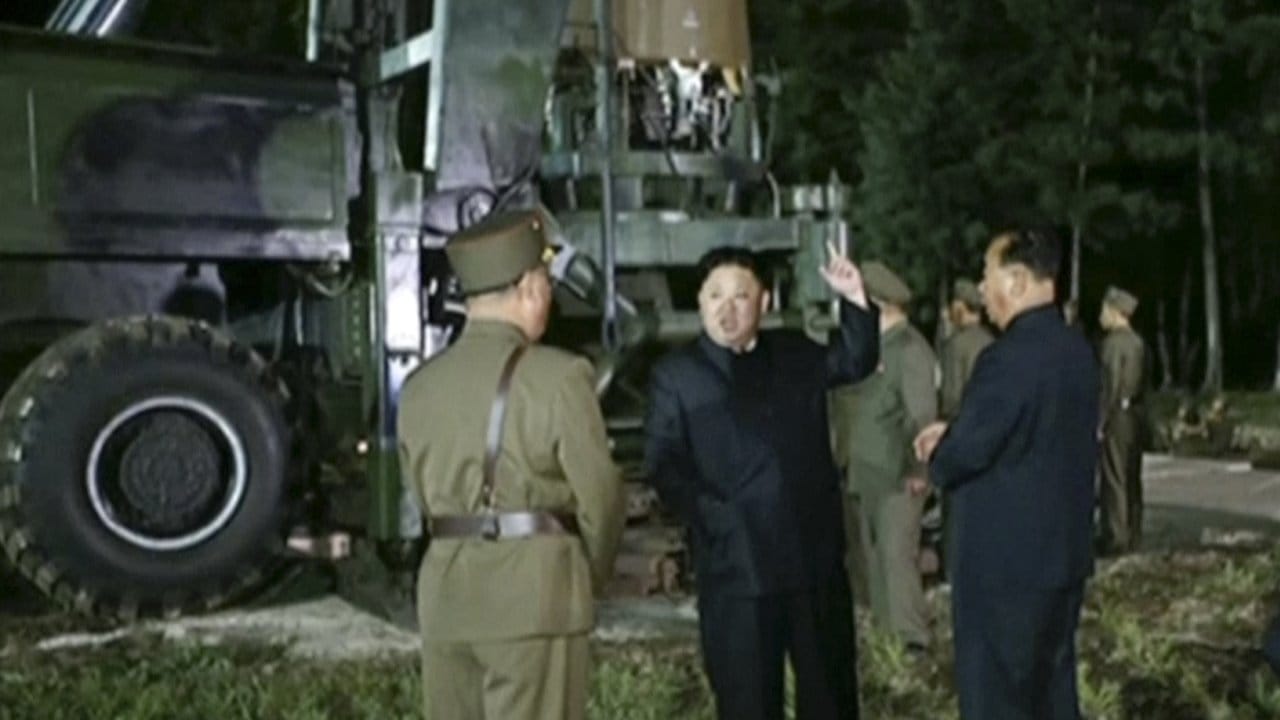 Der nordkoreanische Führer Kim Jong Un (M) zeigt sich am 28.