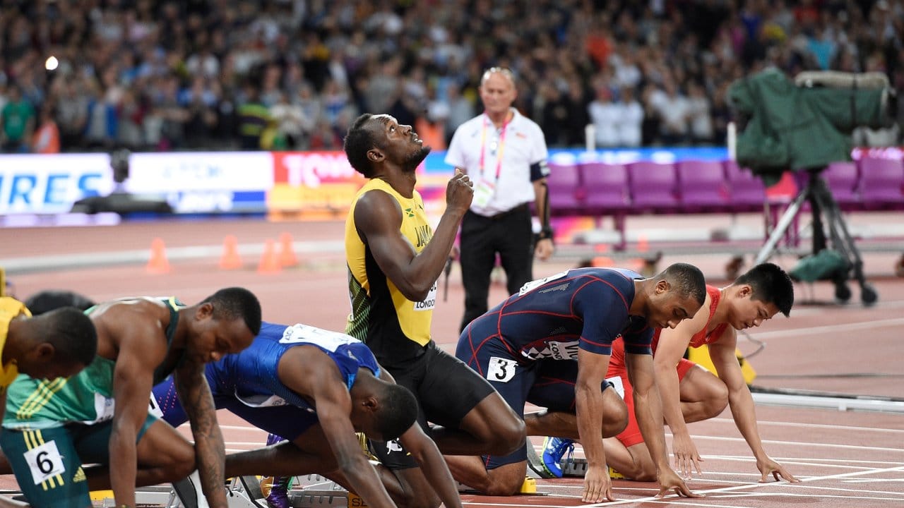 Kurzer Gruß nach oben: Bolt vor seinem letzten 100-Meter-Finale.