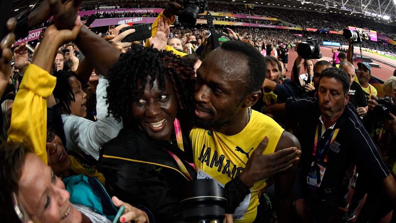 Usain Bolt wird von seinen Fans gefeiert.