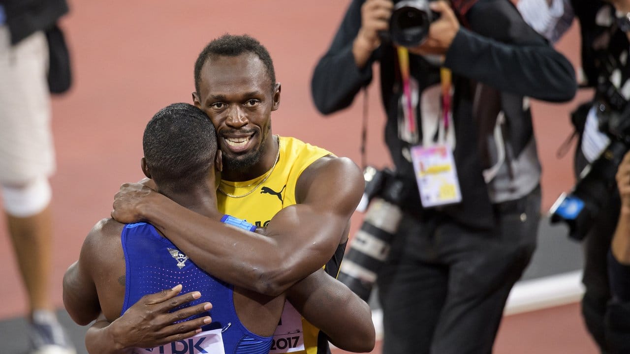 Usain Bolt gratuliert US-Sprinter Justin Gatlin nach dem 100-Meter-Finale zur Goldmedaille.