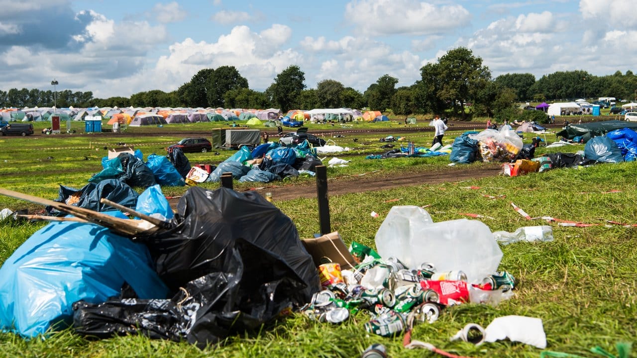 Die Festivalbesucher sind verschwunden, was bleibt ist jede Menge Müll.