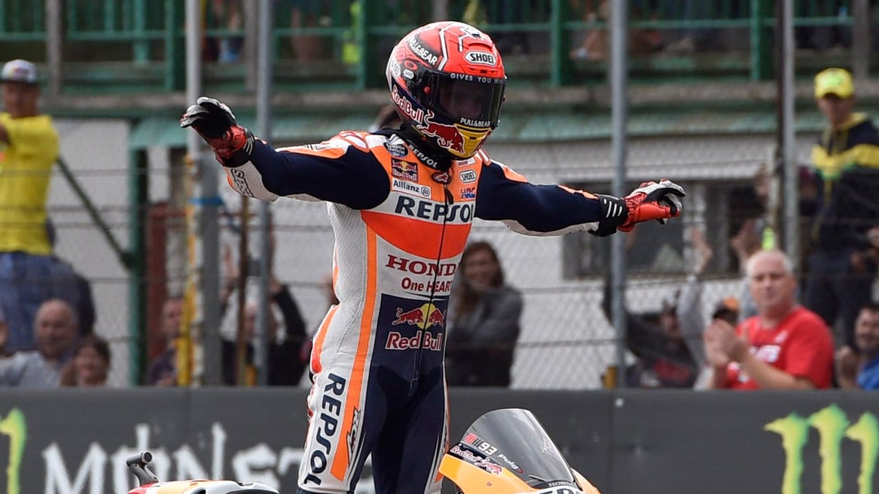 Marc Marquez aus Spanien vom Team Repsol Honda feiert seinen Sieg beim Grand Prix von Tschechien.