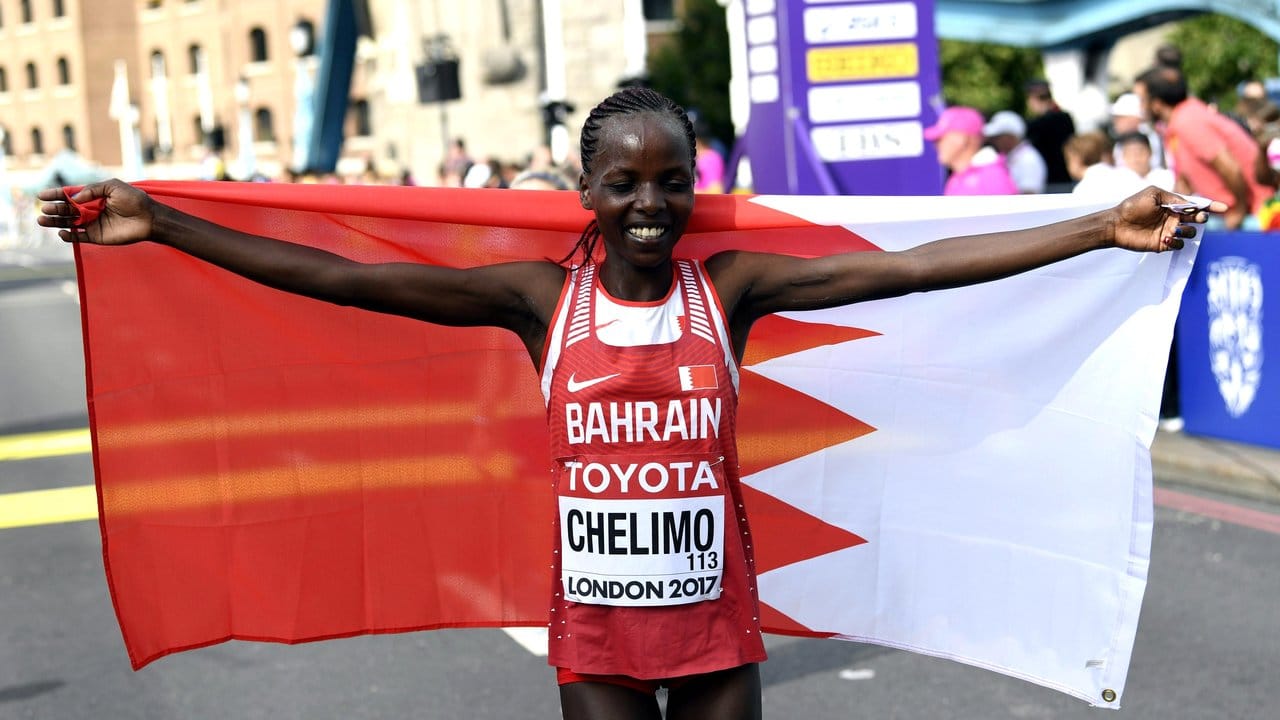 Rose Chelimo aus Bahrain jubelt über ihren WM-Sieg im Marathon der Frauen.