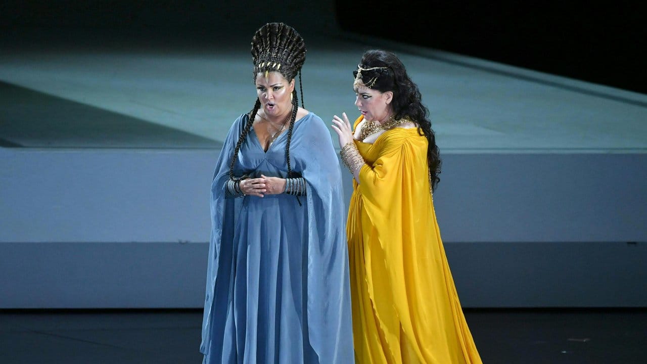 Anna Netrebko in der Rolle der Aida (l) und Ekaterina Semenchuk als Amneris im Großen Festspielhaus in Salzburg.