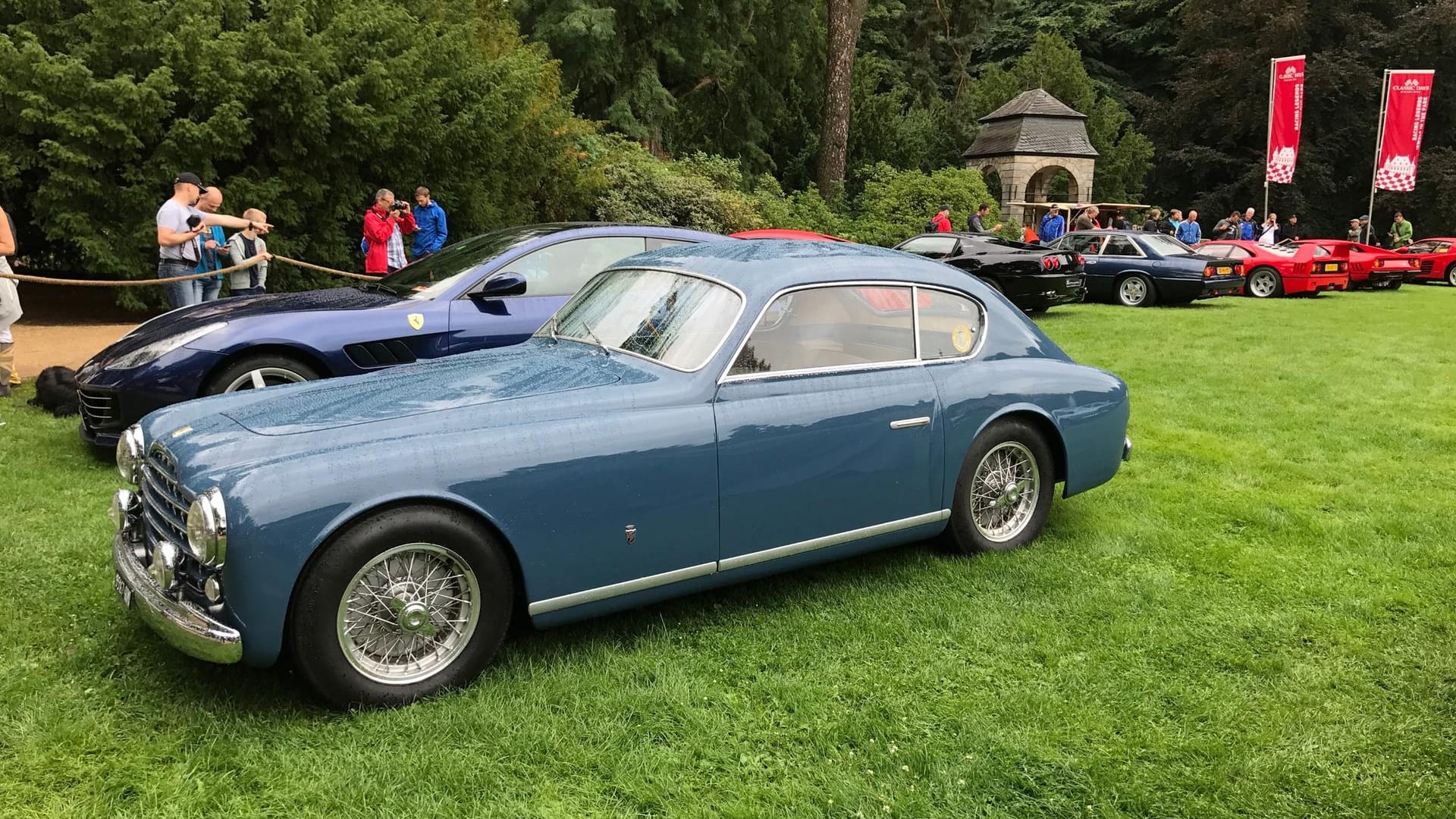 Schloss Dyck ist immer einen Besuch wert. Autonarren können hier den Ferrari 195 Inter SE bewundern.