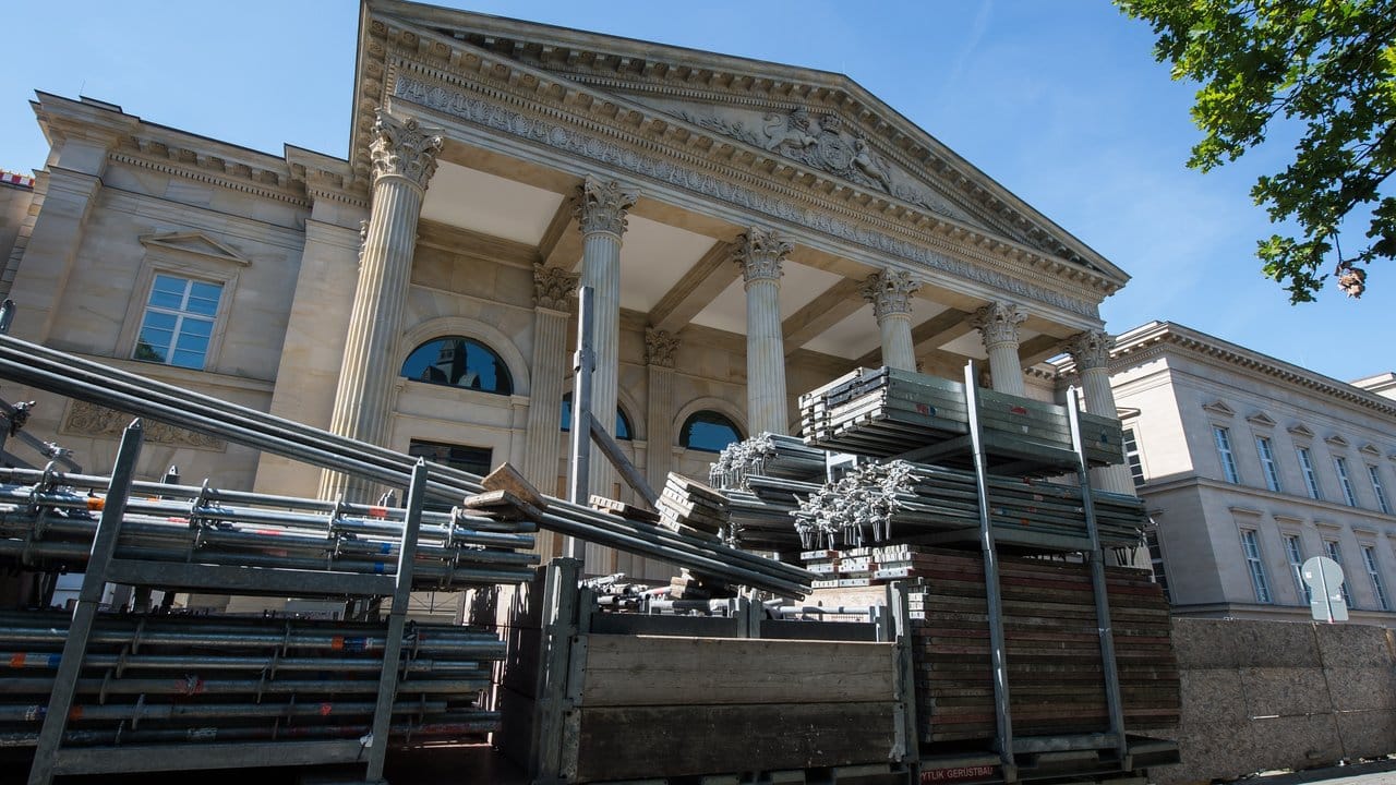 Teile eines Baugerüstes stehen vor dem Niedersächsischen Landtag. Teile eines Baugerüstes stehen vor dem Niedersächsischen Landtag.