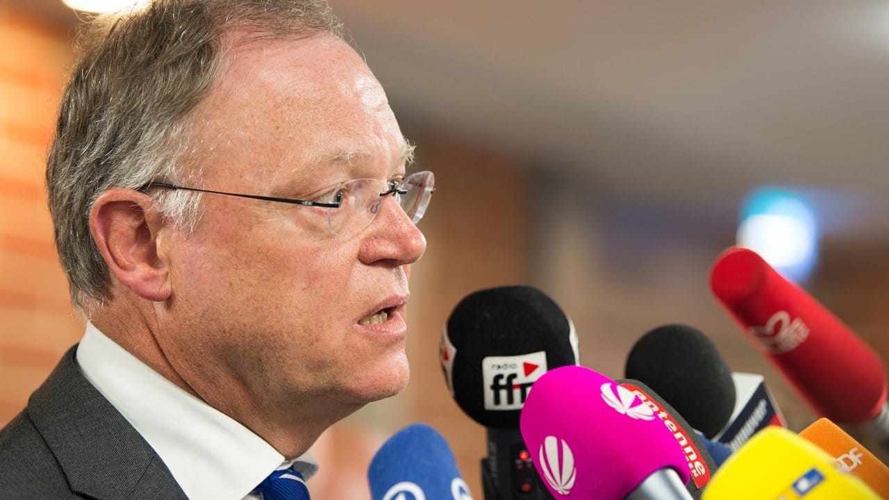 Ohne Mehrheit: Niedersachsens Ministerpräsident Stephan Weil (SPD) informiert über den Termin für die Landtagswahl. Ohne Mehrheit: Niedersachsens Ministerpräsident Stephan Weil (SPD) informiert über den Termin für die Landtagswahl.
