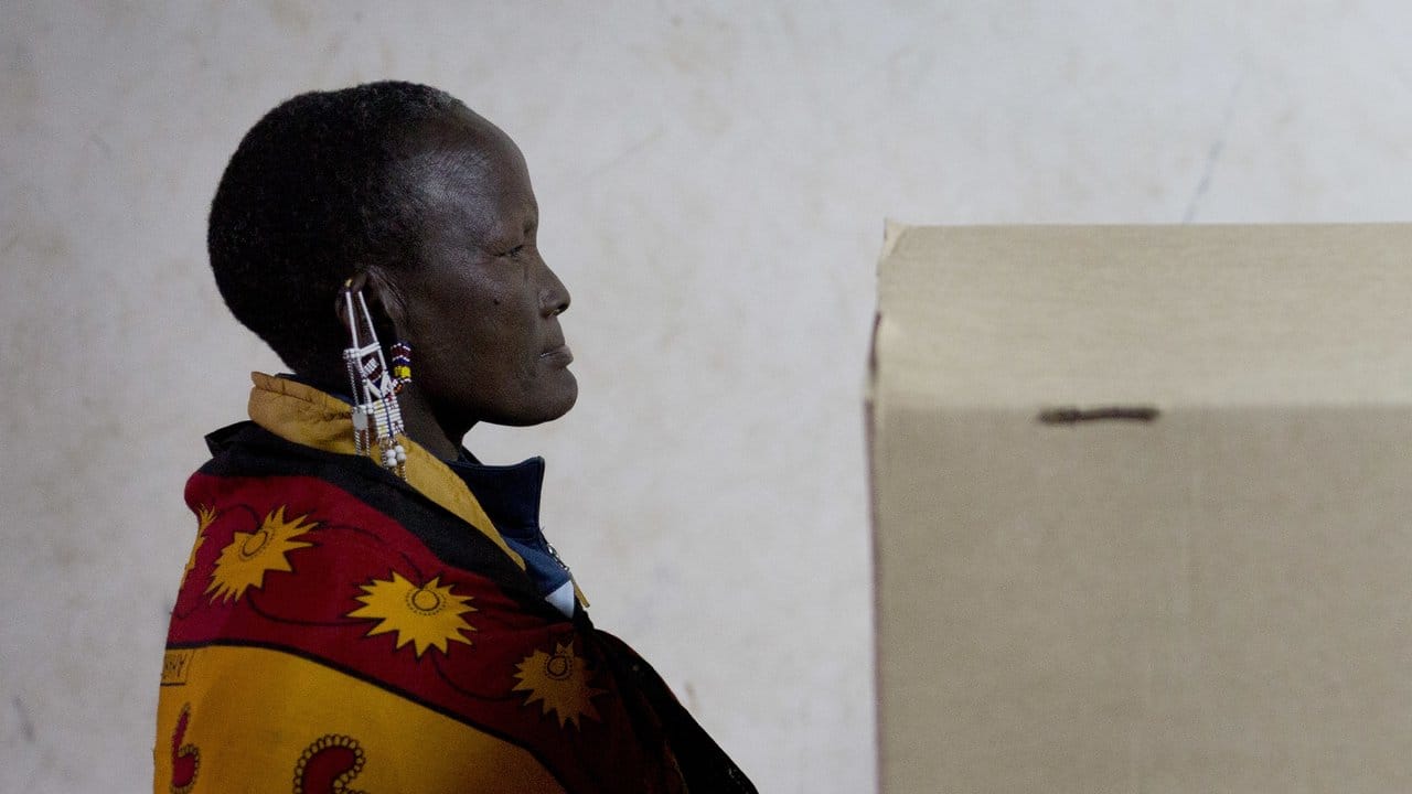 Eine Frau der Volksgruppe Massai wartet in einem Wahllokal, um ihre Stimme abzugeben.