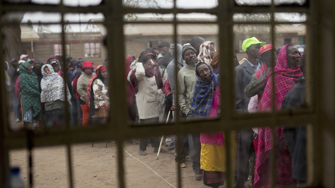 Kenianer warten in Bissil vor einem Wahllokal.