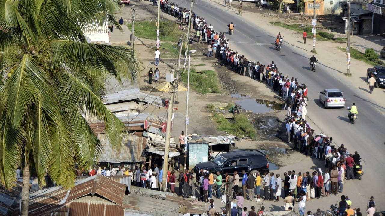 Nicht politikverdrossen, obwohl sie einige Gründe dafür hätten: Kenianer warten in Mombasa in einer schier endlosen Schlange vor einem Wahllokal.