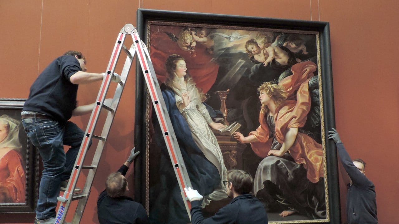 Mitarbeiter des Kunsthistorischen Museums (KHM) in Wien mit dem Rubens-Bild "Die Verkündigung an Maria". Mitarbeiter des Kunsthistorischen Museums (KHM) in Wien mit dem Rubens-Bild "Die Verkündigung an Maria".
