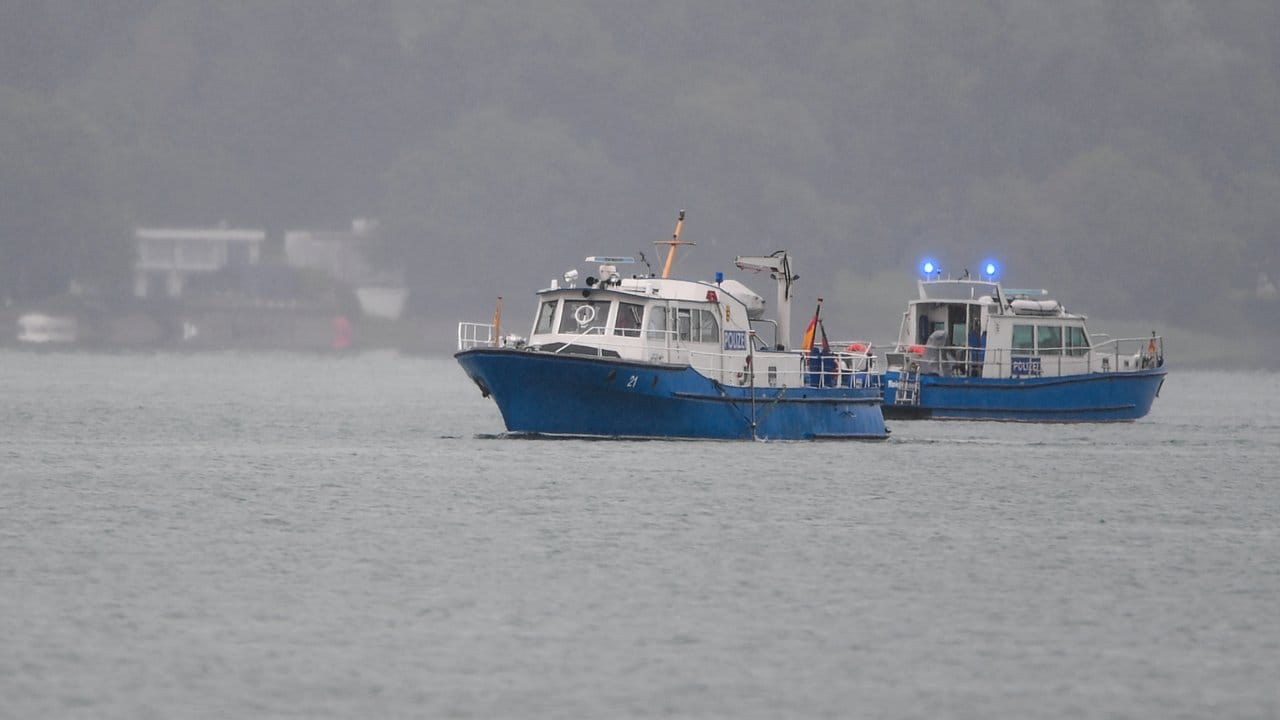 Polizeiboote fahren vor Litzelstetten bei der Insel Mainau. Polizeiboote fahren vor Litzelstetten bei der Insel Mainau.