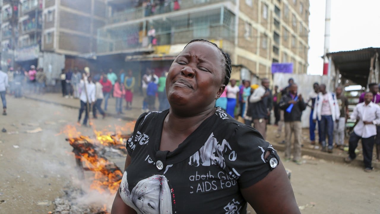 Trauer und Wut malen sich im Gesicht dieser Frau, die Anhängerin des kenianischen Oppositionsführers Odinga ist.