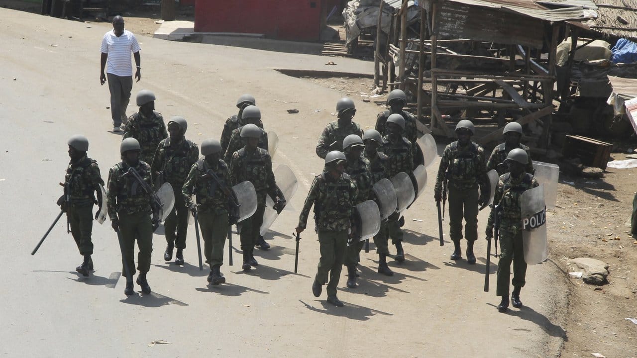 Polizisten patrouillieren während Protesten der Anhänger des kenianischen Oppositionsführers Odinga.