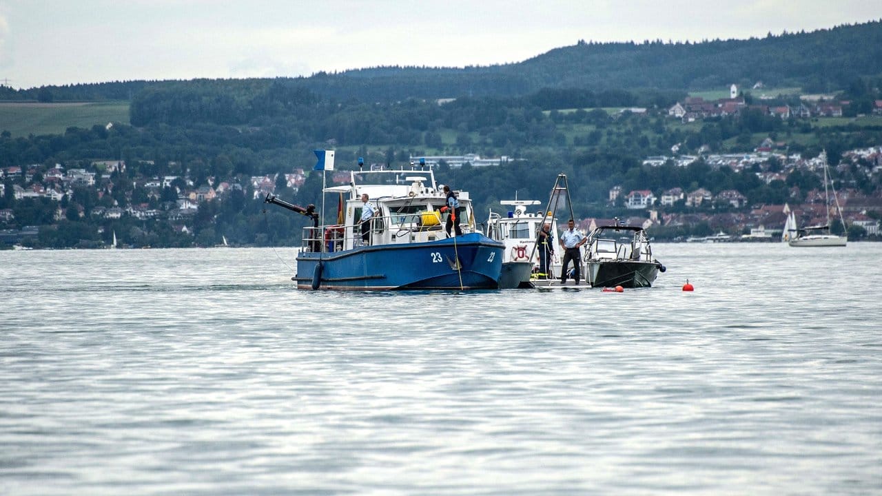An der Absturzstelle eines Kleinflugzeugs im Bodensee gehen die Bergungsarbeiten weiter. An der Absturzstelle eines Kleinflugzeugs im Bodensee gehen die Bergungsarbeiten weiter.