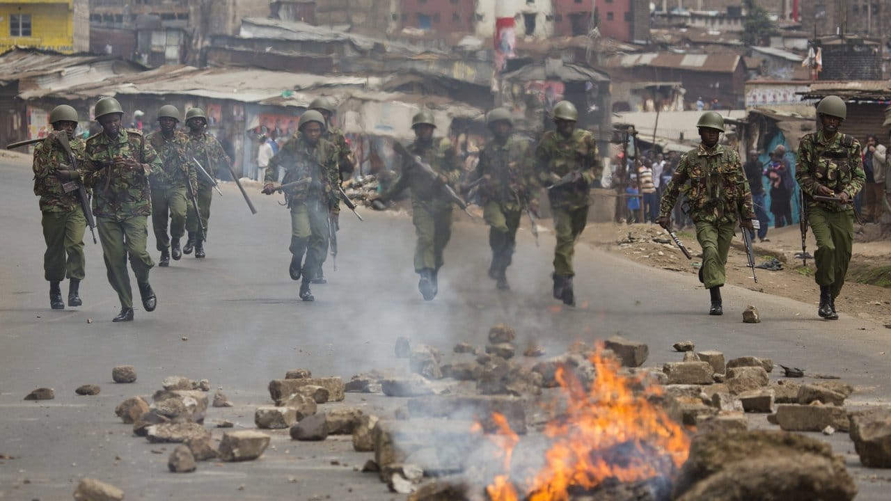 Polizisten rücken in Nairobi gegen Anhänger des kenianischen Oppositionsführers Odinga vor.