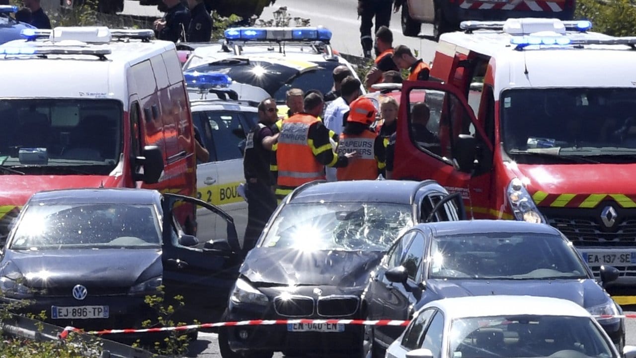 Polizisten und Rettungskräfte stehen auf der Autobahn zwischen Boulogne-sur-Mer und Calais.