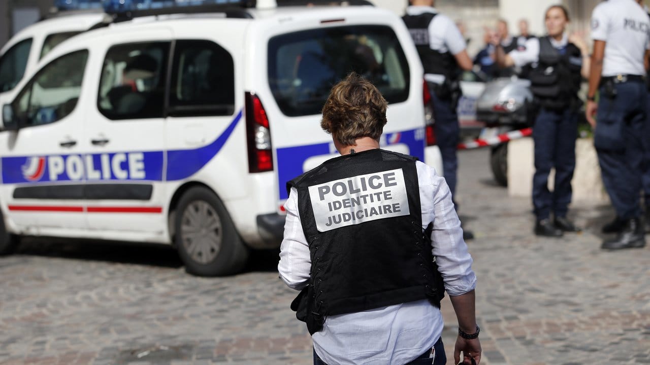 Polizisten sichern in Levallois-Perret bei Paris den Tatort, wo ein Fahrzeug in eine Gruppe Soldaten gefahren ist.