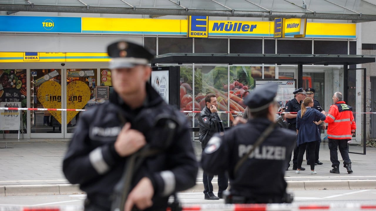 Einsatzkräfte der Polizei sperren am Tag der Messerattacke den Tatort in Hamburg-Barmbek ab.
