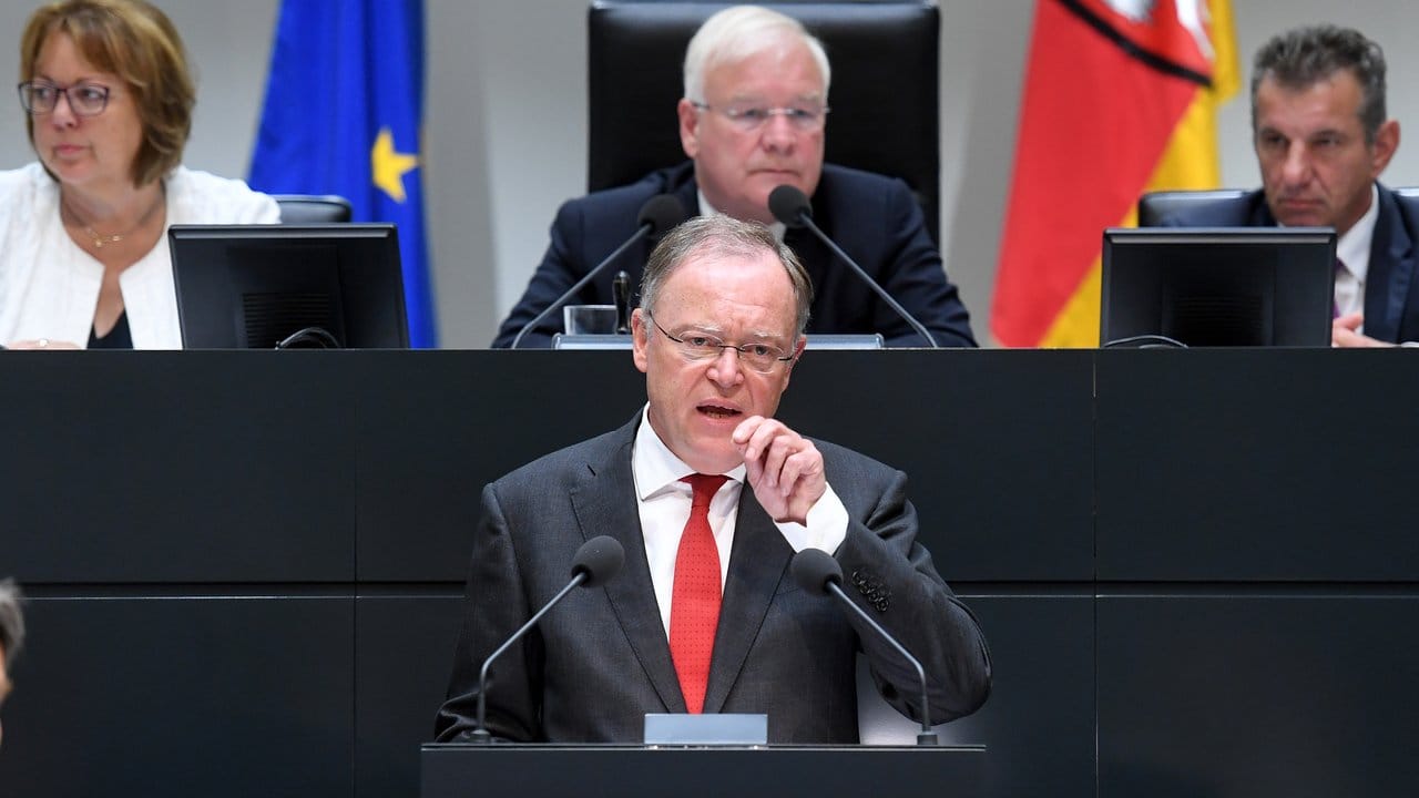 Abschiedsvorstellung? Niedersachsens Ministerpräsident Stephan Weil (SPD) bei der Sondersitzung des Landtags. Abschiedsvorstellung? Niedersachsens Ministerpräsident Stephan Weil (SPD) bei der Sondersitzung des Landtags.