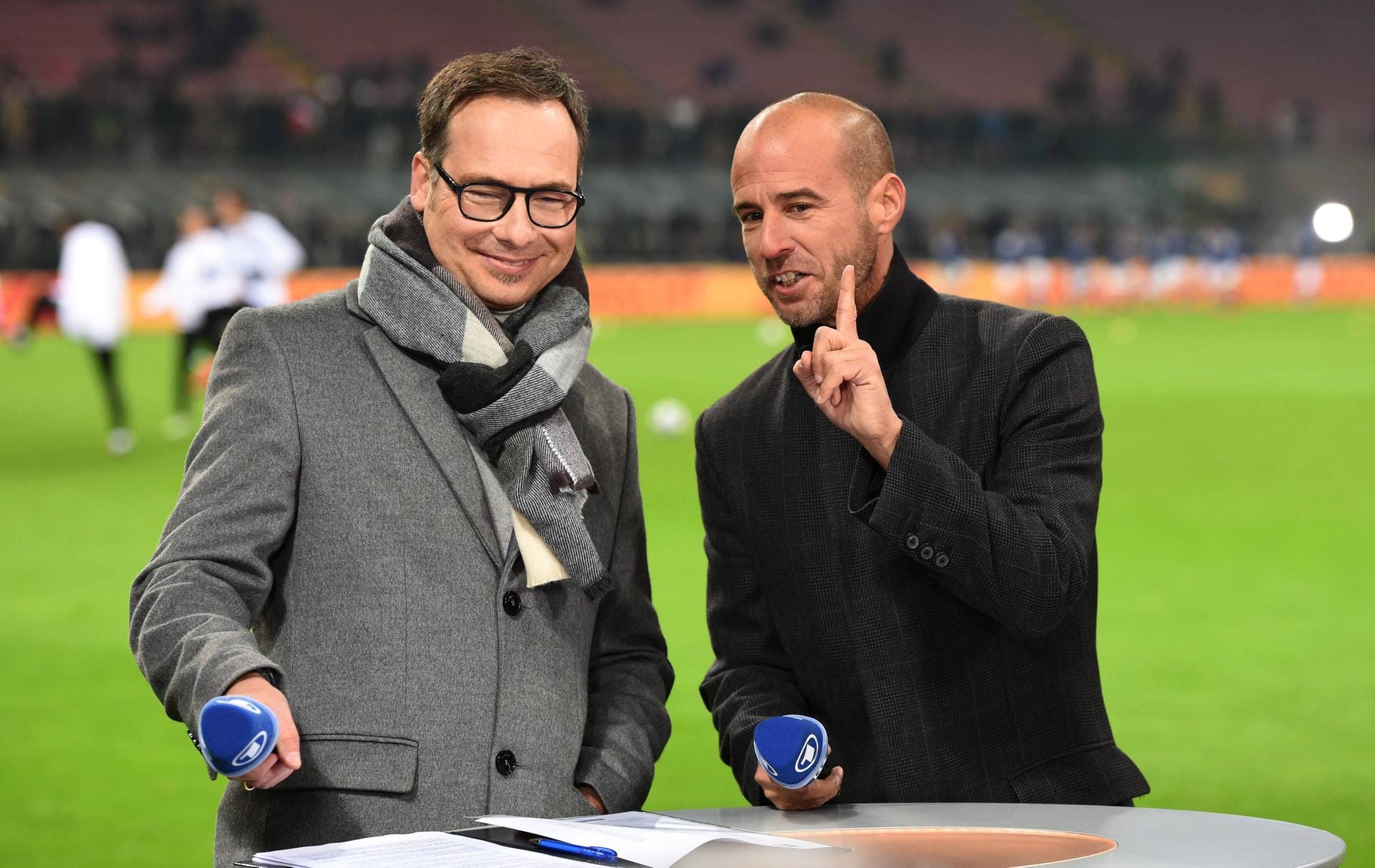 Scholl (r.) im langjährigen Duo mit Matthias Opdenhövel. Jetzt haben sich ARD und der Ex-Fußballer einvernehmlich getrennt. t-online.de erinnert an Scholls schönste Sprüche als TV-Experte.
