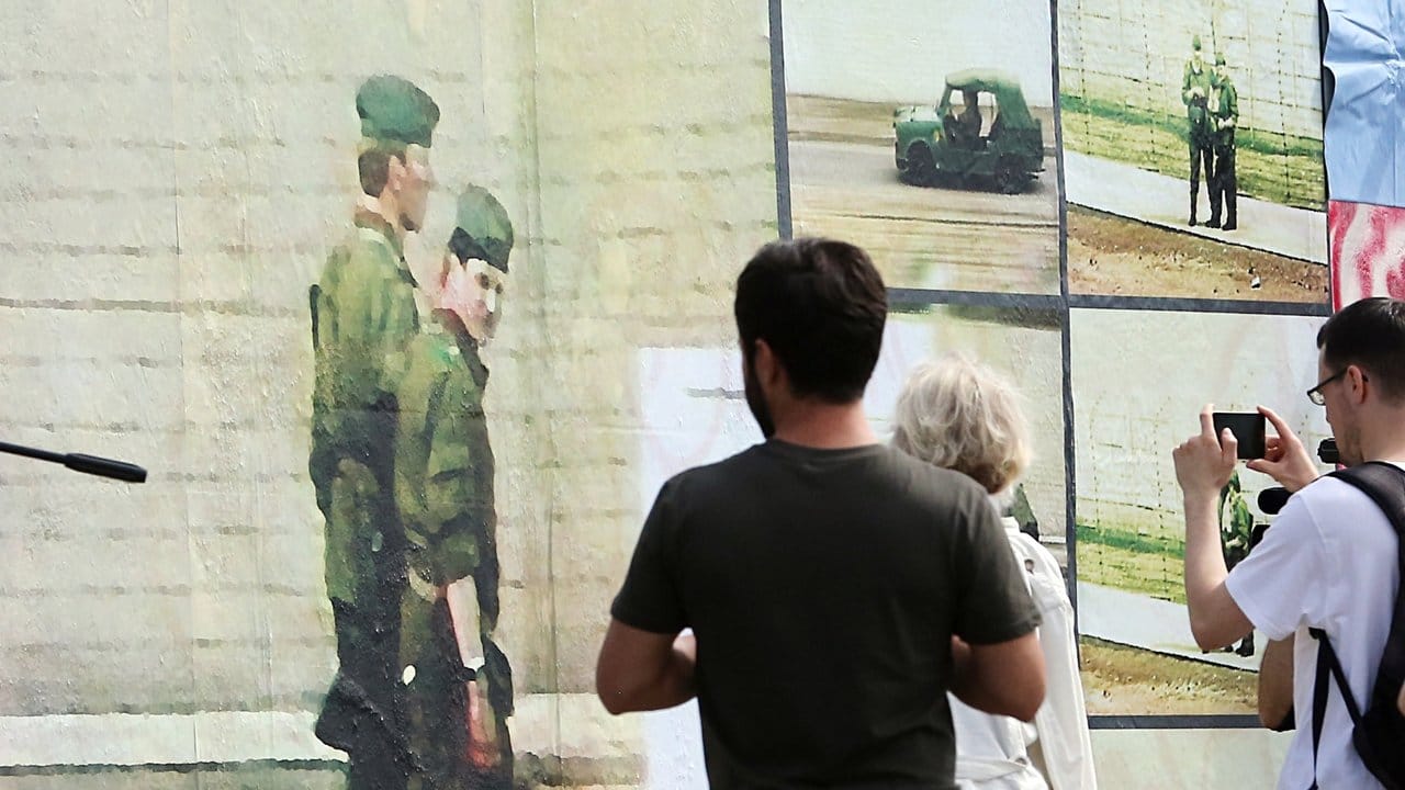 Die Ausstellung präsentiert Videostills aus dem Alltag an der Berliner Mauer.