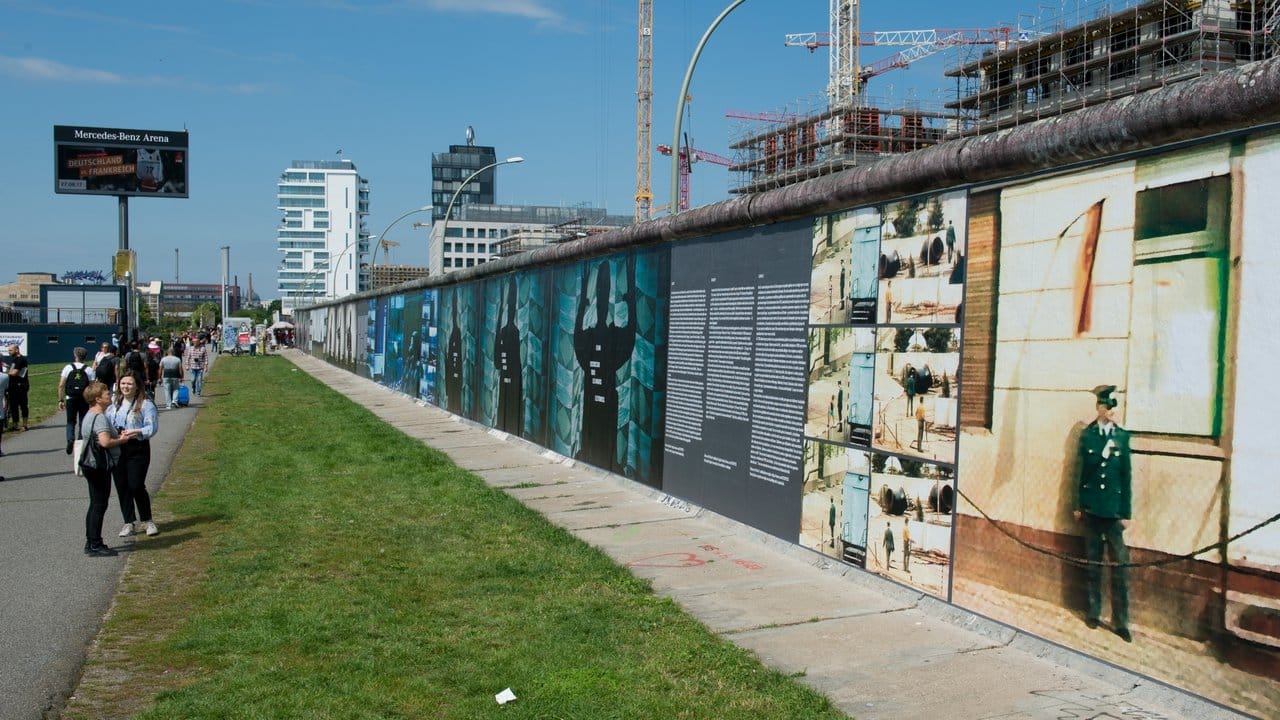 An dem längsten Stück der noch erhaltenen Berliner Mauer werden Schnappschüsse aus der Zeit des Kalten Krieges präsentiert.