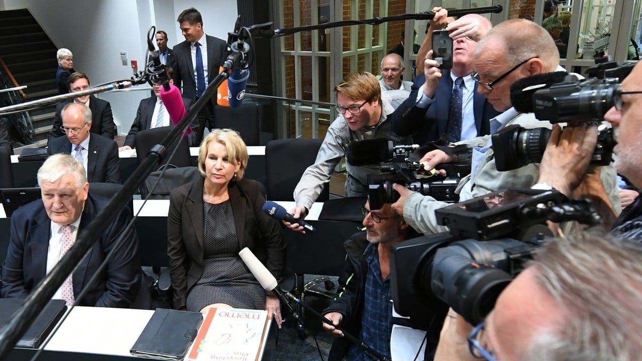 Die neue CDU-Landtagsabgeordnete Elke Twesten wird von Medienvertretern umringt. Die neue CDU-Landtagsabgeordnete Elke Twesten wird von Medienvertretern umringt.