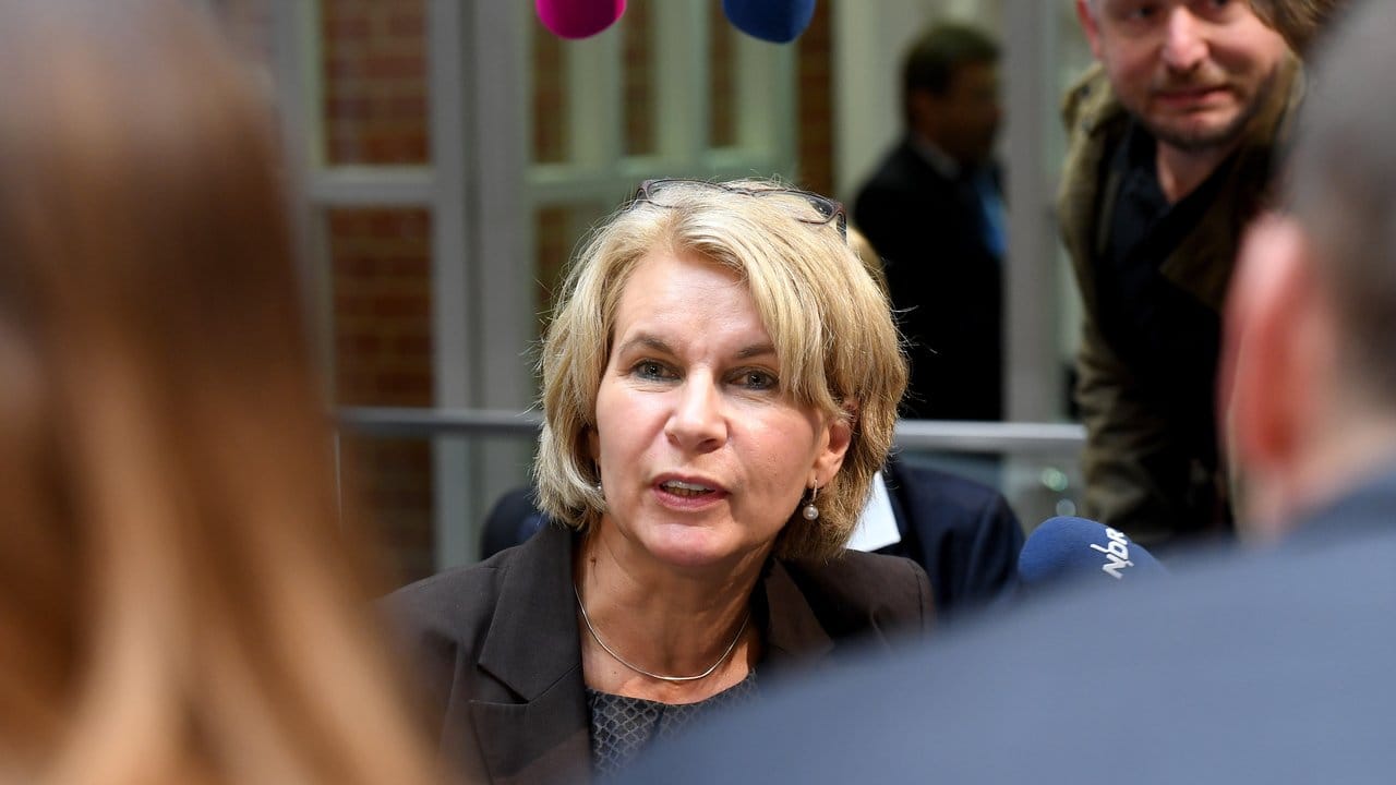 Wegen des Wechsels der Abgeordneten Elke Twesten hatte Rot-Grün seine Mehrheit im Parlament verloren. Wegen des Wechsels der Abgeordneten Elke Twesten hatte Rot-Grün seine Mehrheit im Parlament verloren.