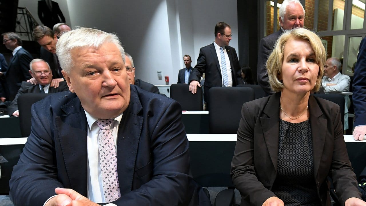 Der CDU-Abgeordnete Hans-Heinrich Ehlen und Elke Twesten im Landtag. Der CDU-Abgeordnete Hans-Heinrich Ehlen und Elke Twesten im Landtag.