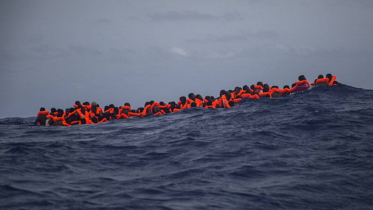 Flüchtlinge auf dem Mittelmeer: Oft ist es nicht das Wetter, sondern die menschenverachtenden Schleuser, die die Menschen in Lebensgefahr bringen. Flüchtlinge auf dem Mittelmeer: Oft ist es nicht das Wetter, sondern die menschenverachtenden Schleuser, die die Menschen in Lebensgefahr bringen.