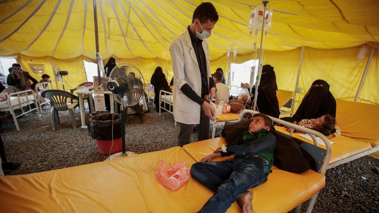 Ein jemenitischer Junge mit Verdacht auf Cholera wird in einem Krankenhaus in Sana'a behandelt. Ein jemenitischer Junge mit Verdacht auf Cholera wird in einem Krankenhaus in Sana'a behandelt.
