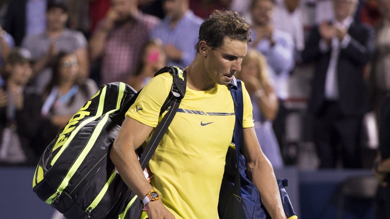 Rafael Nadal verlässt nach seiner überraschenden Niederlage den Platz.