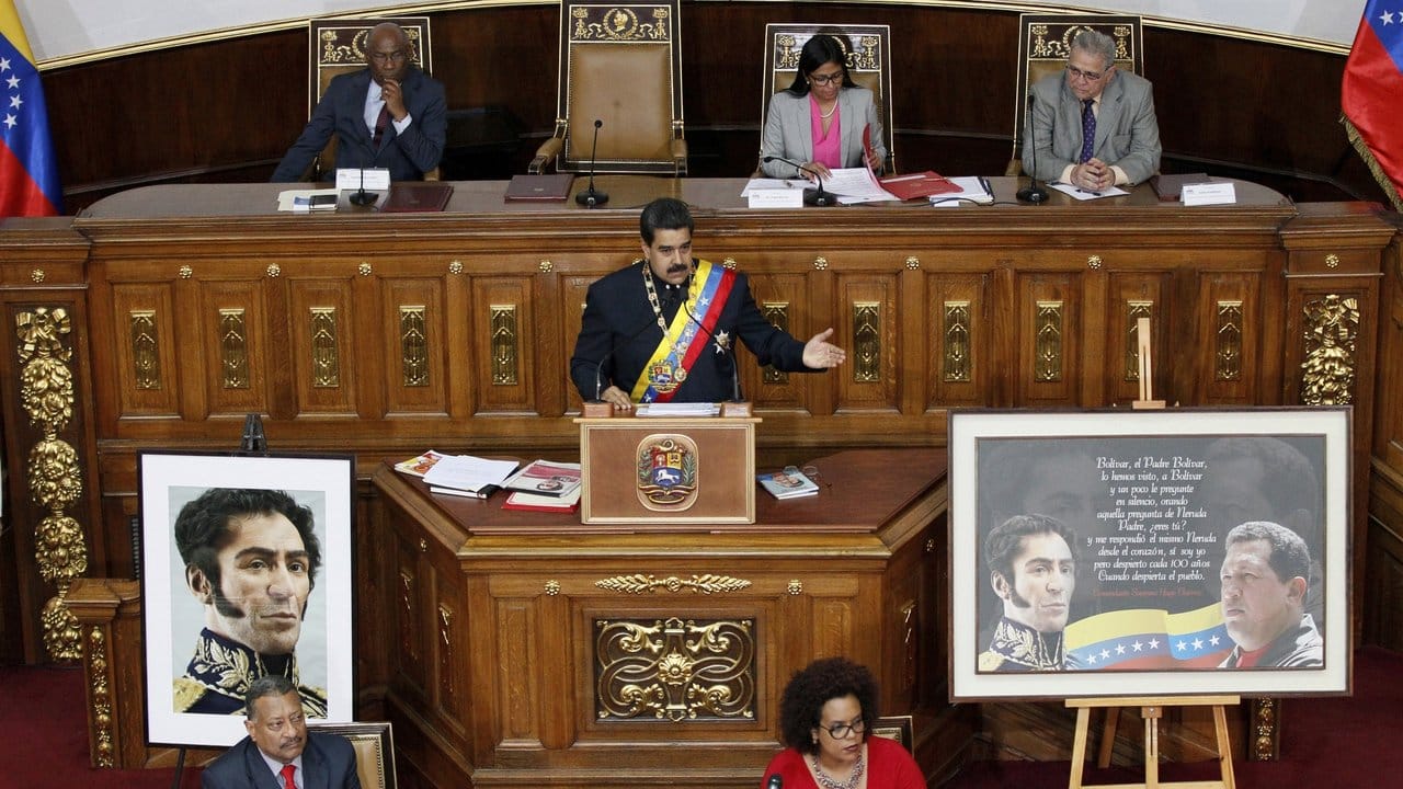 Der venezolanische Präsident Nicolás Maduro, spricht im Parlamentsgebaüde in Caracas bei einer Sitzung der Verfassungsversammlung.