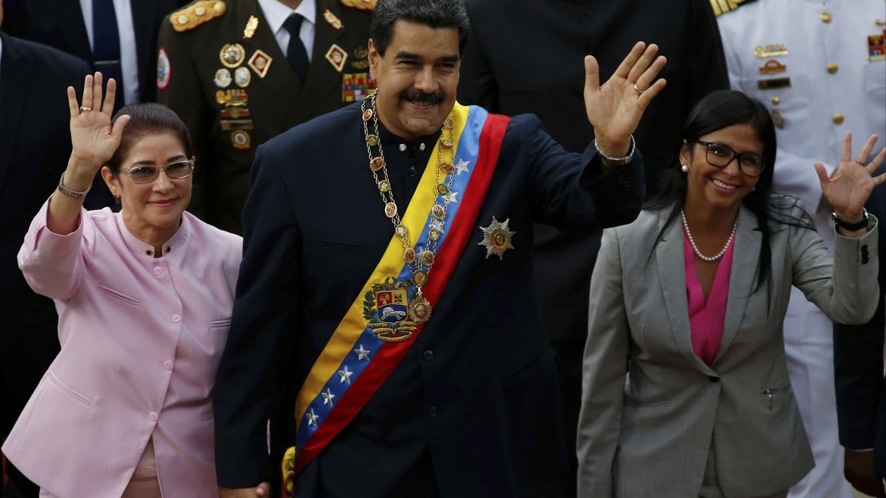 Der venezolanische Präsident, Nicolas Maduro (M), seine Frau Cilia Flores (l) und die Präsidentin der Verfassungsversammlung Delcy Rodriguez (r) kommen in Caracas zu einer Sitzung der Versammlung im Parlamentsgebäude.