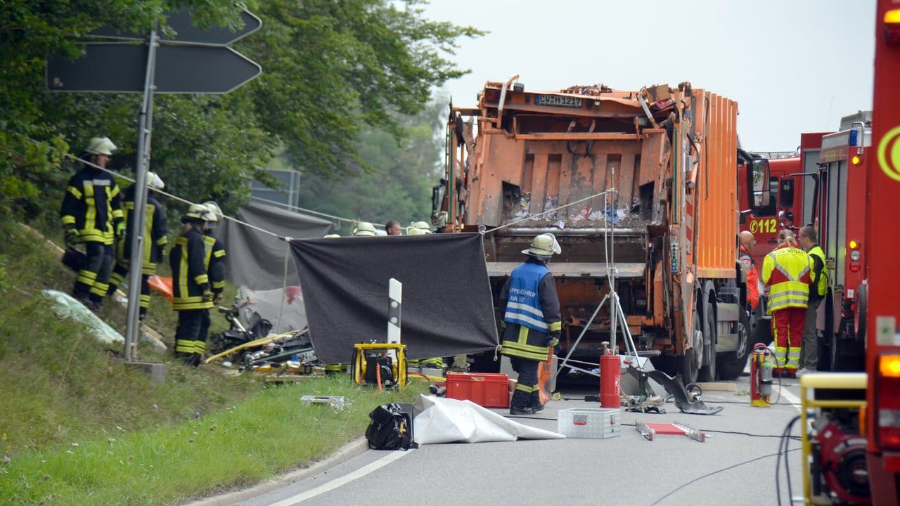Unfallstelle, an der ein Müllwagen auf ein Auto gekippt war: Nach ersten Angaben der Polizei sind bei dem Unfall fünf Menschen ums Leben gekommen. Unfallstelle, an der ein Müllwagen auf ein Auto gekippt war: Nach ersten Angaben der Polizei sind bei dem Unfall fünf Menschen ums Leben gekommen.