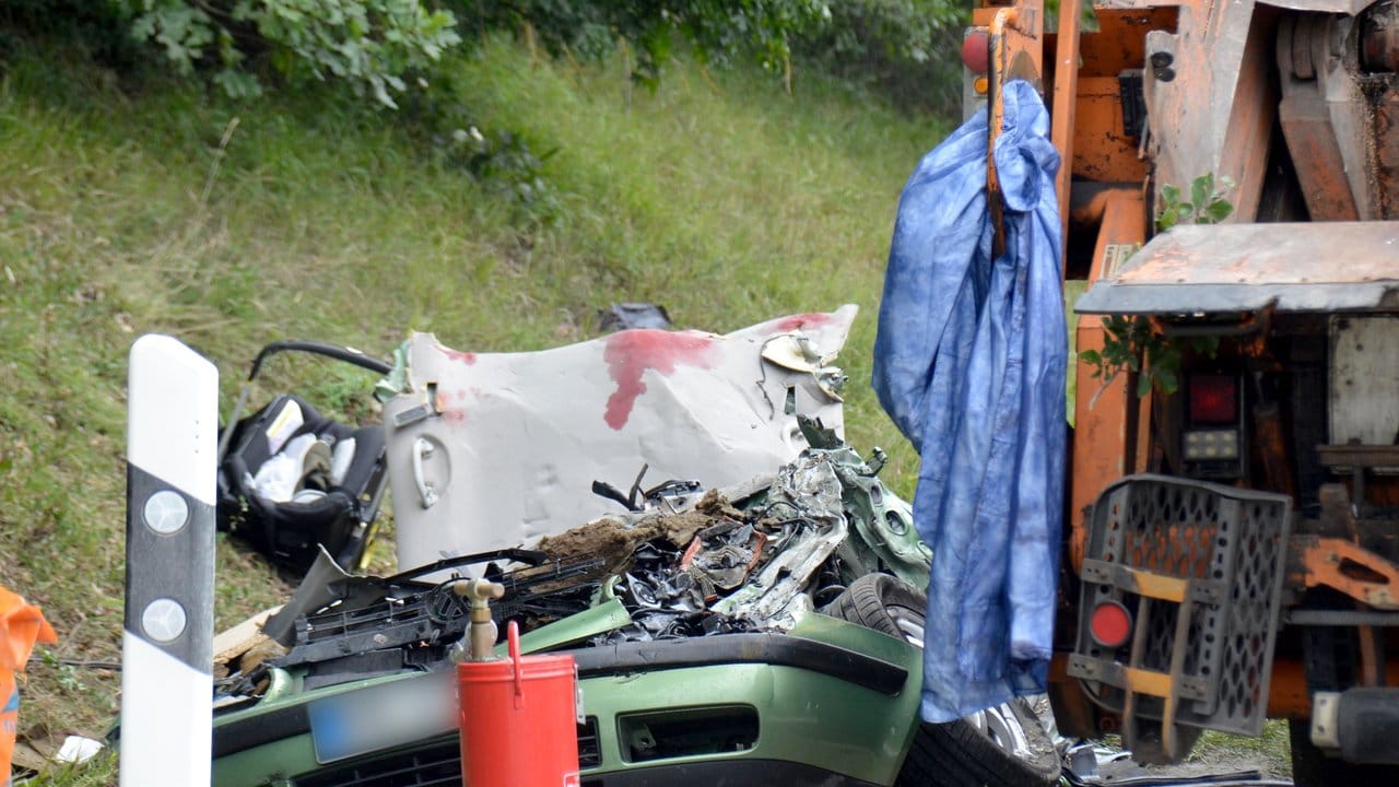Unfallauto: Ein Müllwagen war auf den Pkw gekippt. Unfallauto: Ein Müllwagen war auf den Pkw gekippt.