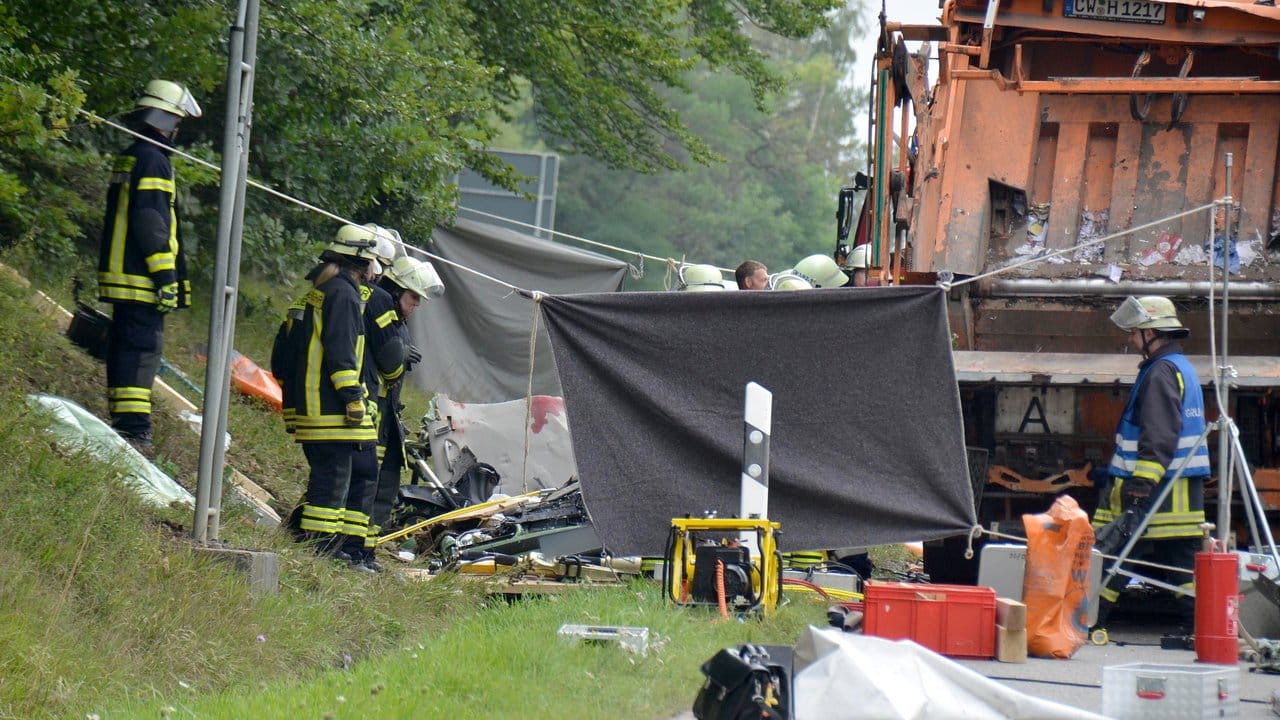 Feuerwehrkräfte arbeiten auf einer Straße bei Nagold in Baden-Württemberg an einer Unfallstelle, an der ein Müllwagen auf ein Auto gekippt war. Feuerwehrkräfte arbeiten auf einer Straße bei Nagold in Baden-Württemberg an einer Unfallstelle, an der ein Müllwagen auf ein Auto gekippt war.