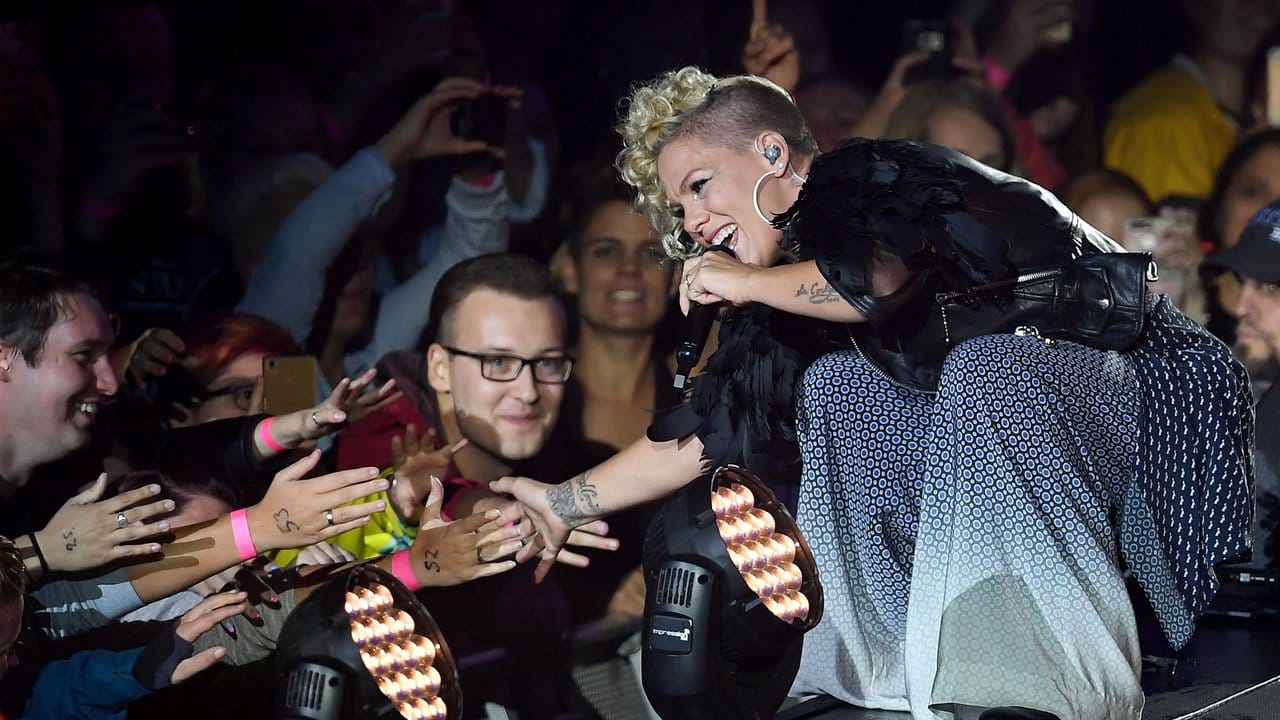 Auf dem Weg zur Bühne machte die Sängerin Selfies mit den Fans und schüttelte unzählige Hände.