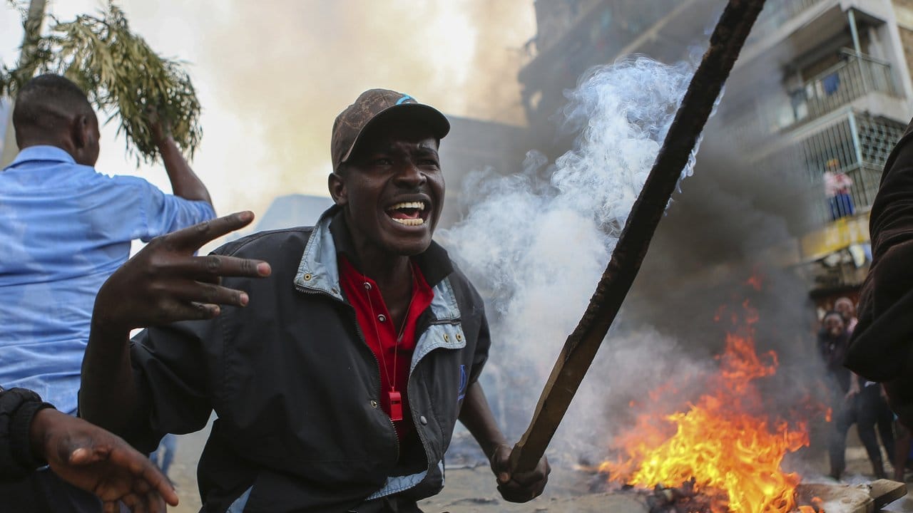 Brennende Barrikaden in Nairobi: Die befürchteten Unruhen sind Wirklichkeit geworden. Brennende Barrikaden in Nairobi: Die befürchteten Unruhen sind Wirklichkeit geworden.